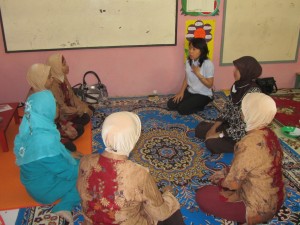 Ibu Meiske Christien Tangkulung, S. Pd sedang menjelaskan materi Developmental Milestone