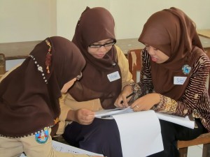 Para Guru sedang berdiskusi cara melakukan simulasi Berpikir Benar