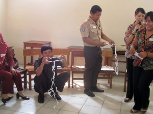 Para Guru sedang mencoba menggunakan media kertas untuk melakukan simulasi Berpikir Benar