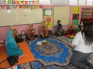 Peserta training mengikuti penjelasan Ibu Septiari Goloa, M.Pd (Cand.)