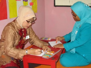 Peserta training sedang melakukan simulasi kegiatan menggambar