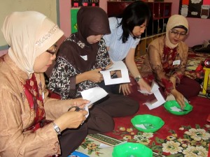 Peserta training sedang mendapatkan pengarahan untuk kegiatan menggunting